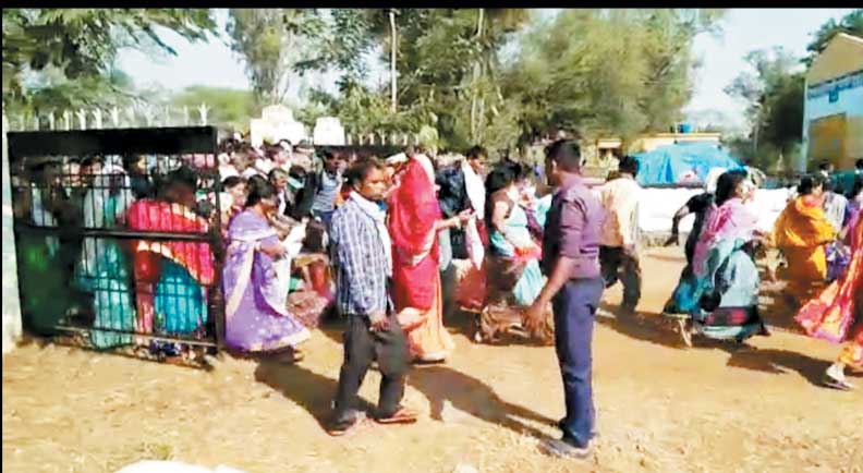 बालोद: धान खरीदी केंद्र में टोकन लेने भगदड़, 17 जख्मी बालोद: धान खरीदी केंद्र में टोकन लेने भगदड़, 17 जख्मी