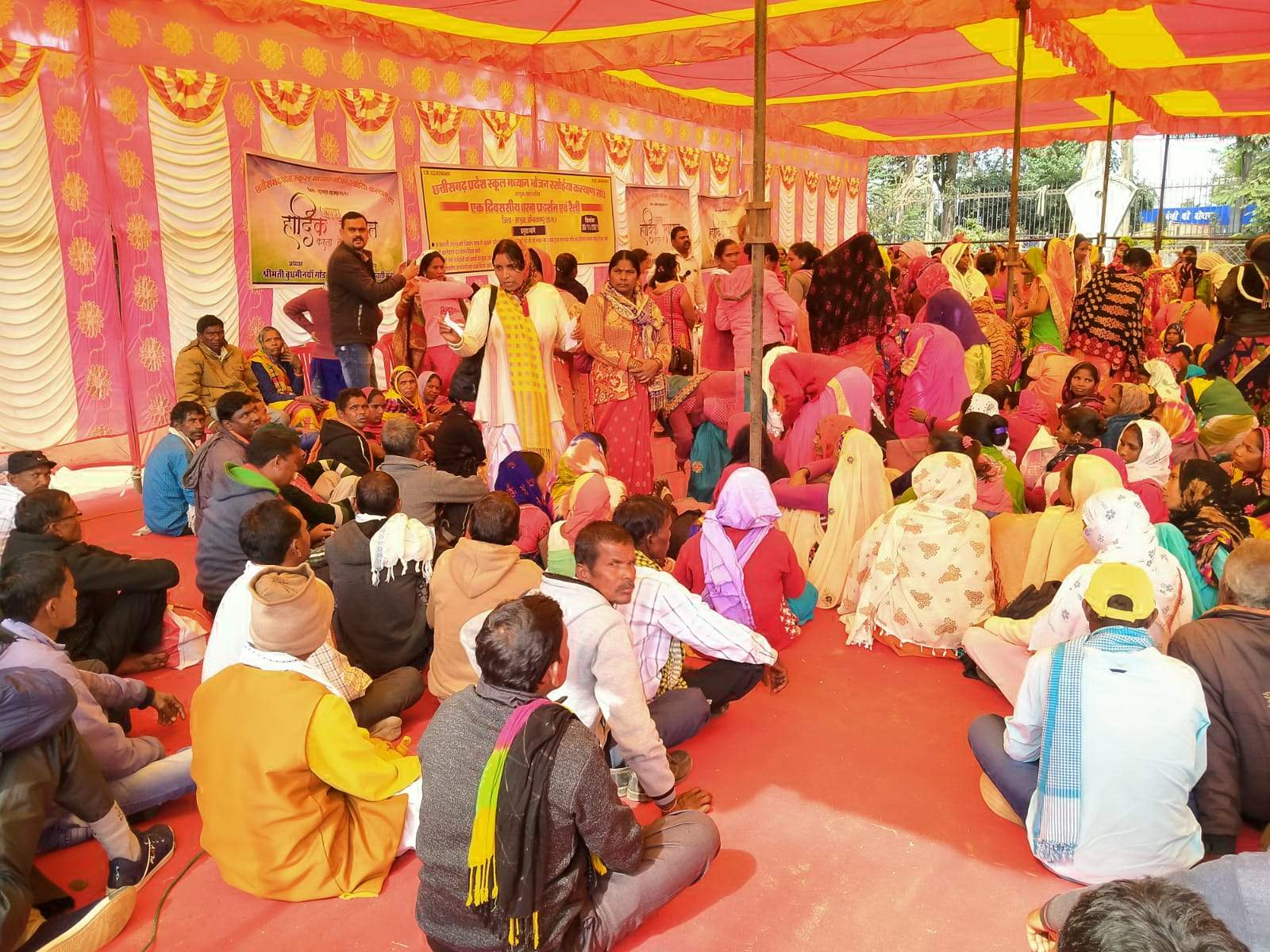 रसोईया संघ के धरना-प्रदर्शन में दो गुटों के बीच विवाद, पुलिस ने प्रदर्शनकारियों का टेंट उखड़वाया रसोईया संघ के धरना-प्रदर्शन में दो गुटों के बीच विवाद, पुलिस ने प्रदर्शनकारियों का टेंट उखड़वाया