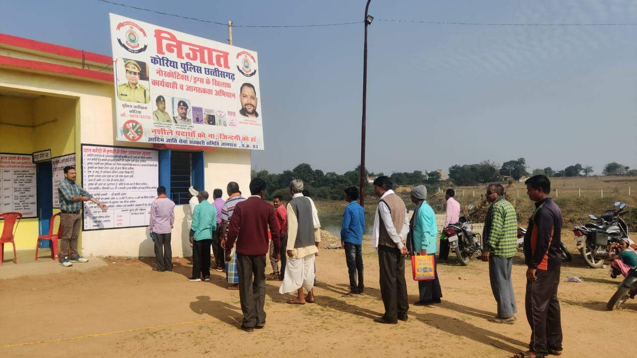 आज से धान खरीदी, टोकन लेने किसानों की कतारें आज से धान खरीदी, टोकन लेने किसानों की कतारें