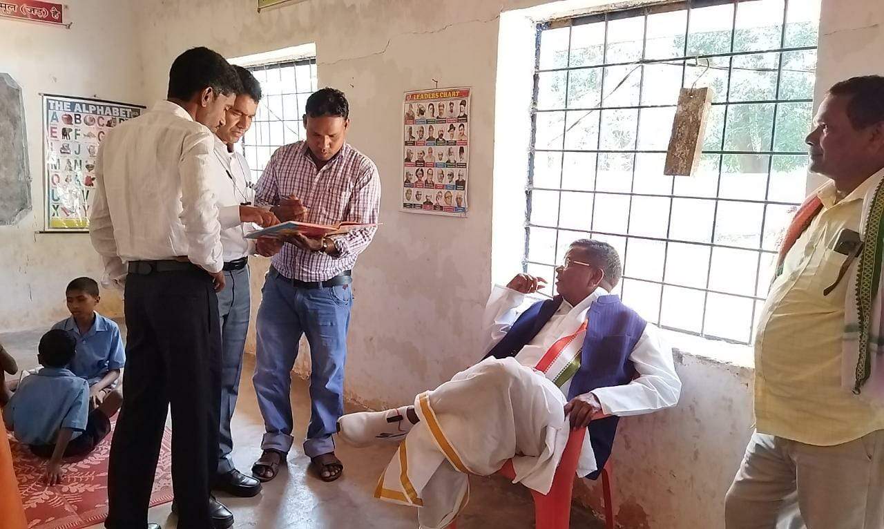 लखमा ने शालाओं का किया औचक निरीक्षण