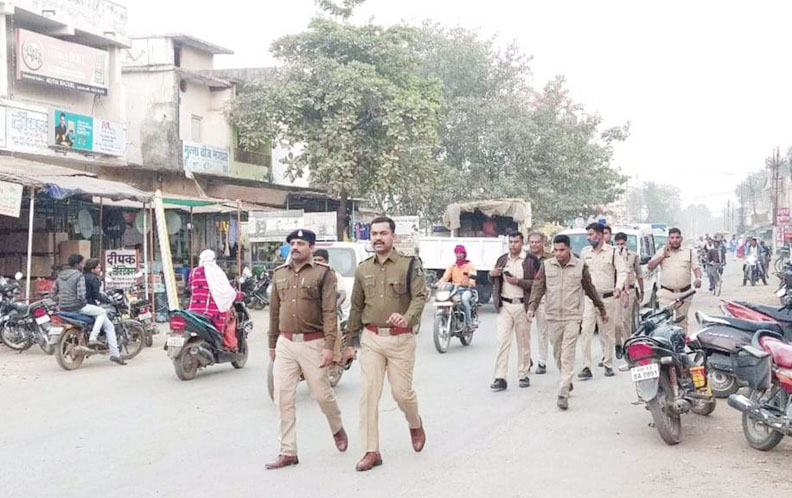 सारंगढ़ में पुलिस ने निकाला फ्लैग मार्च