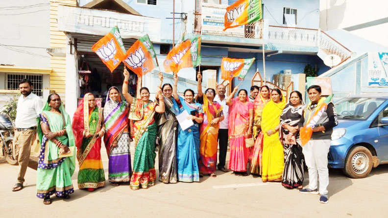 न दे सके रोजगार, ऊपर से छीन रहे रेडी टू ईट का भी काम, महिला मोर्चा ने किया विरोध न दे सके रोजगार, ऊपर से छीन रहे रेडी टू ईट का भी काम, महिला मोर्चा ने किया विरोध