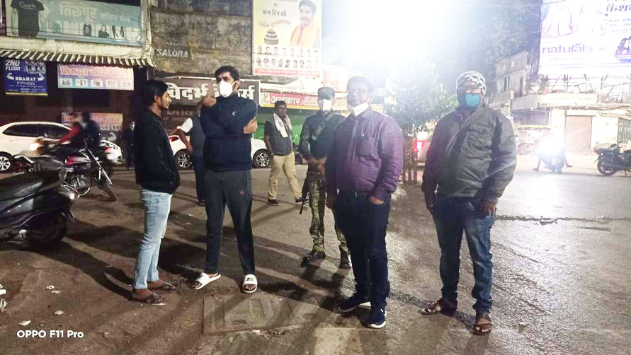 गंदगी फैलाने पर निगम आयुक्त ने की कार्रवाई गंदगी फैलाने पर निगम आयुक्त ने की कार्रवाई