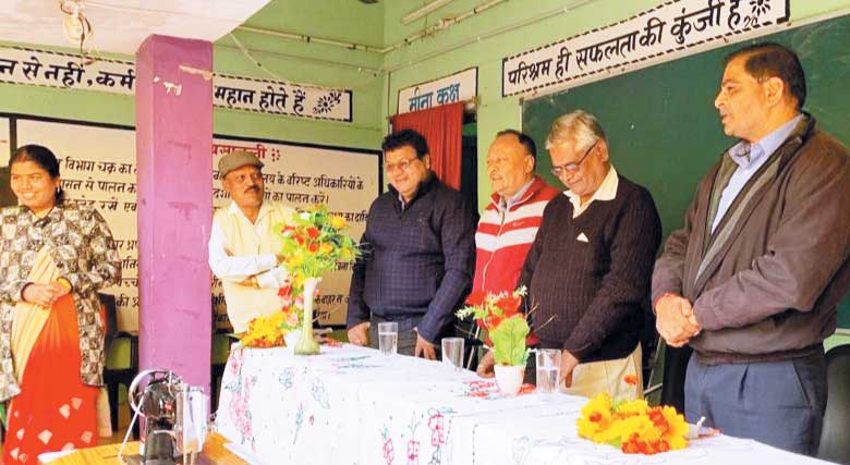 हिंडाल्को ने कस्तूरबा गांधी की छात्राओं को दिए 2 गीजर मशीन व 4 सिलाई मशीन