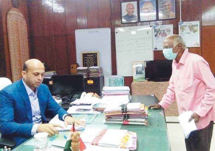 कलेक्टर जनदर्शन में बुजुर्ग को मिली डेढ़ लाख की आर्थिक सहायता की सौगात कलेक्टर जनदर्शन में बुजुर्ग को मिली डेढ़ लाख की आर्थिक सहायता की सौगात
