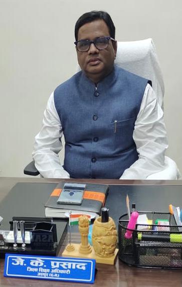 अंग्रेजी माध्यम के साथ हिंदी माध्यम स्कूल भी चलते रहेंगे- डीईओ