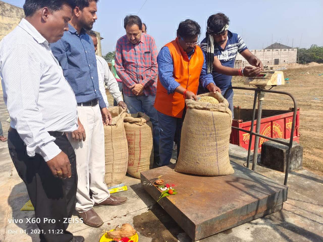 संसदीय सचिव ने पूजा-अर्चना के बाद तौलकर खरीदा धान