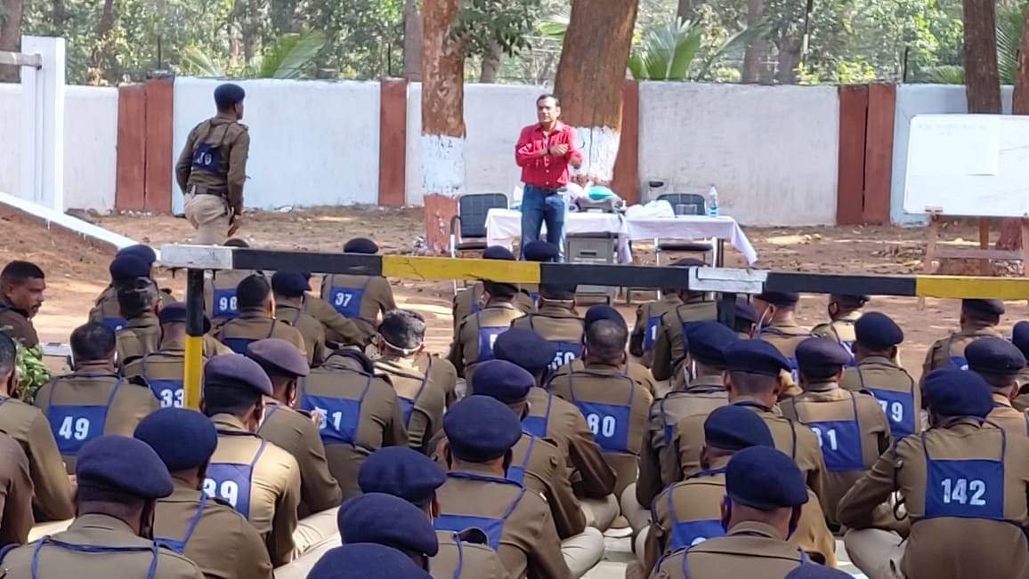पुलिस कैंपों में चलाए जाएंगे संवेदना शिविर पुलिस कैंपों में चलाए जाएंगे संवेदना शिविर