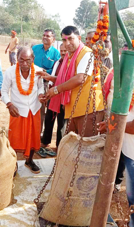 किसानों का सम्मान कर यादव ने किया धान खरीदी केंद्र शुरू किसानों का सम्मान कर यादव ने किया धान खरीदी केंद्र शुरू