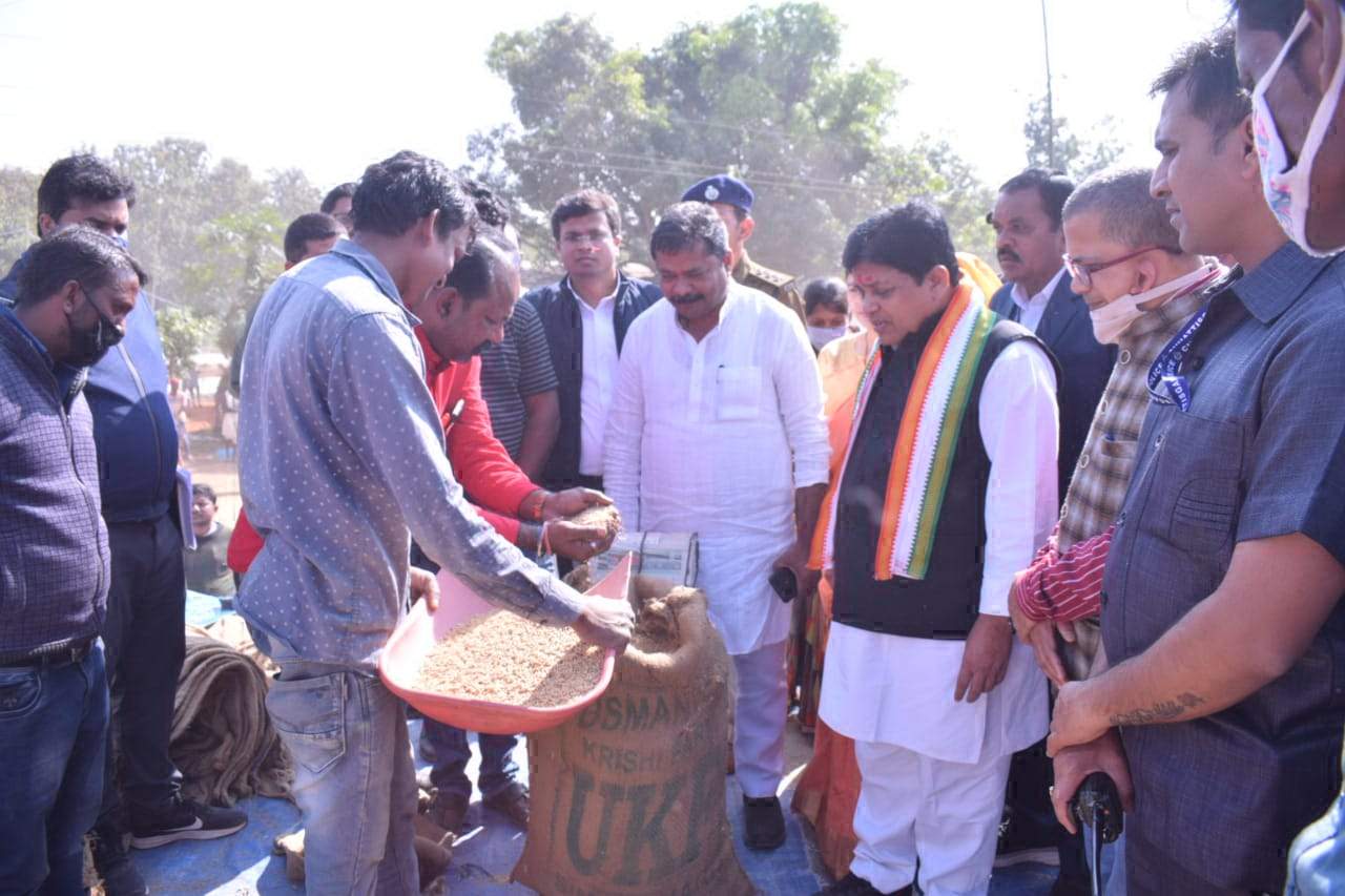 प्रभारी मंत्री ने डांडग़ांव खरीदी केंद्र का किया निरीक्षण