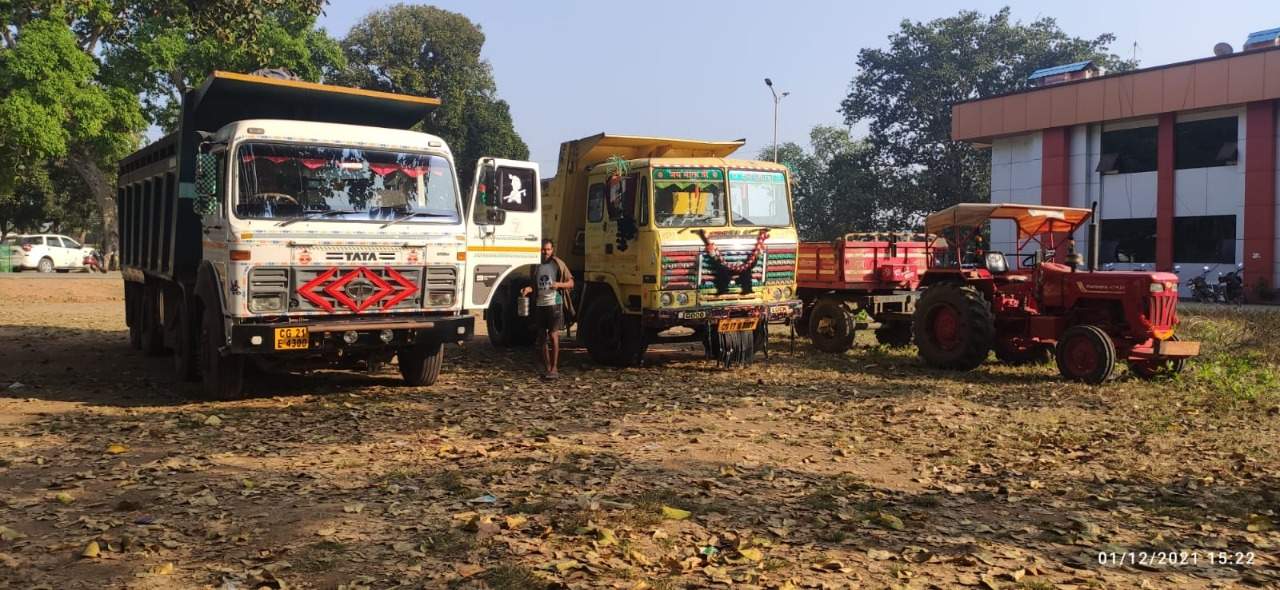 अवैध खनिज परिवहन करते गाडिय़ां जब्त