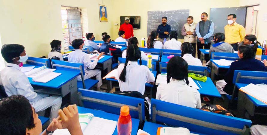 कलेक्टर ने बच्चों को दिए सफलता के टिप्स कलेक्टर ने बच्चों को दिए सफलता के टिप्स