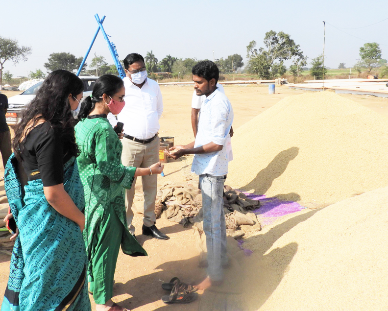 प्रमुख सचिव ने किया धान खरीदी केन्द्रों का निरीक्षण, किसानों से चर्चा प्रमुख सचिव ने किया धान खरीदी केन्द्रों का निरीक्षण, किसानों से चर्चा