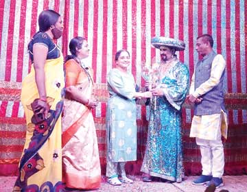 ओपी शर्मा के जादुई करिश्मों का दीवाने हुए लोग ओपी शर्मा के जादुई करिश्मों का दीवाने हुए लोग