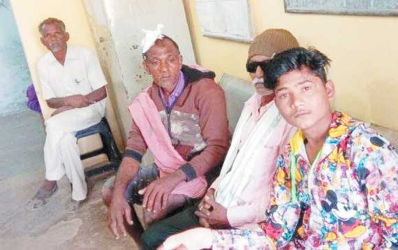 मामूली बात को लेकर दो पक्षों में चले लाठी-डंडे