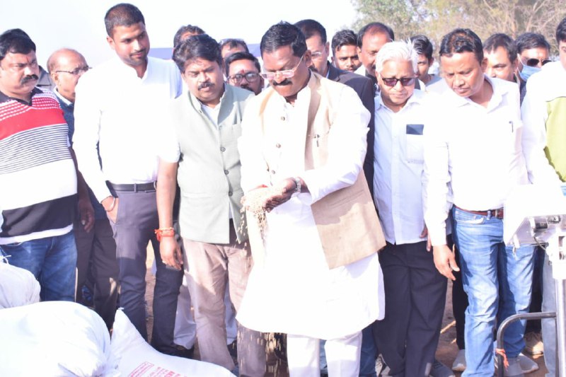 खाद्य मंत्री ने खड़धोवा धान खरीदी केंद्र का किया निरीक्षण