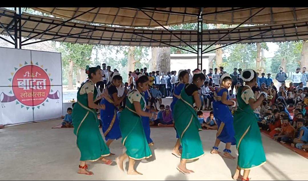 आसना संकुल के स्कूली बच्चों की रंगारंग प्रस्तुति आसना संकुल के स्कूली बच्चों की रंगारंग प्रस्तुति