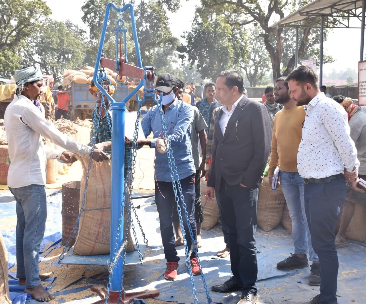 कलेक्टर ने तौले हुए धान को फिर तौलाया और धान की नमी भी जांची