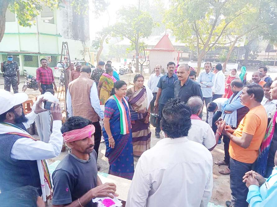 सिहावा विधायक ने धान खरीदी का शुभारंभ किया