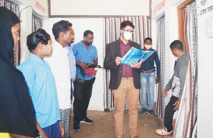कर्मचारी समय पर पहुंचे-कलेक्टर कर्मचारी समय पर पहुंचे-कलेक्टर