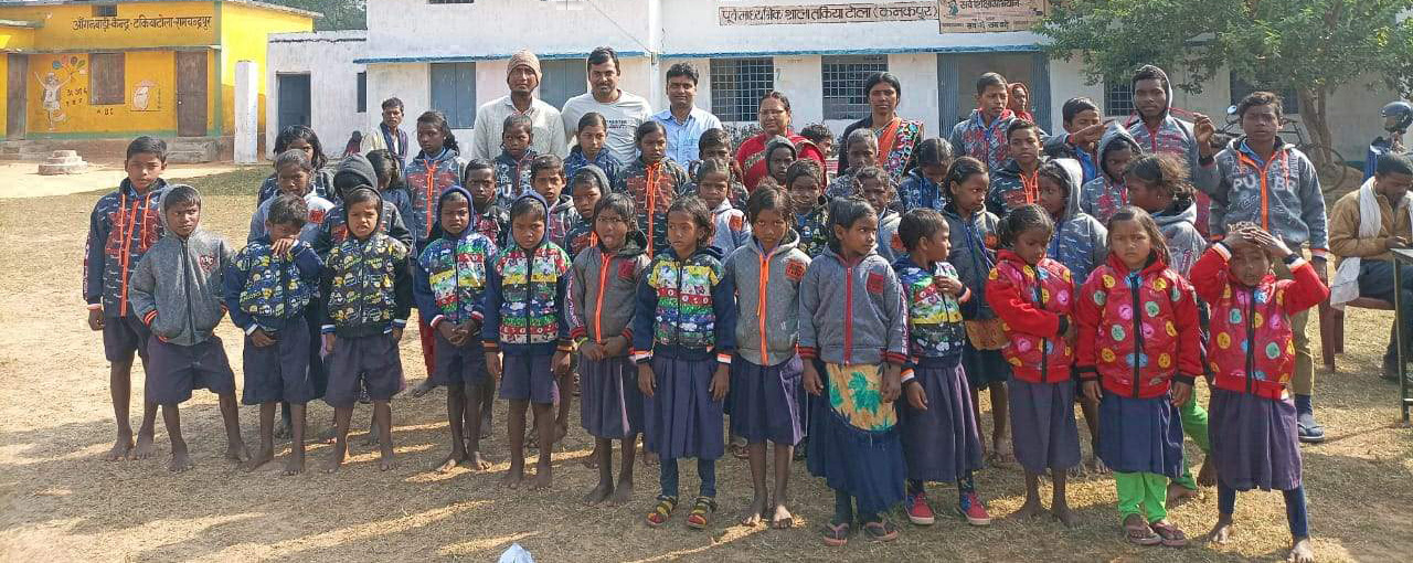 शिक्षकों ने स्कूल में किया स्वेटर वितरण