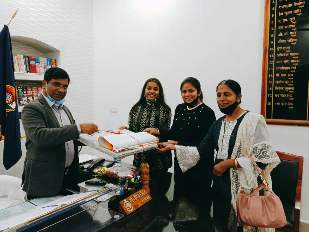 नशे के खिलाफ मुहिम 'निज़ात' पर बनाई पेंटिग को कलाकार ने किया एसपी को भेंट नशे के खिलाफ मुहिम 'निज़ात' पर बनाई पेंटिग को कलाकार ने किया एसपी को भेंट