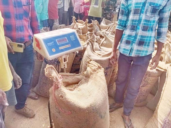 बारदाने के लिए परेशान हो रहे हैं किसान बारदाने के लिए परेशान हो रहे हैं किसान