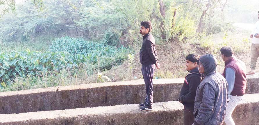नाला सफाई का आयुक्त ने किया निरीक्षण नाला सफाई का आयुक्त ने किया निरीक्षण