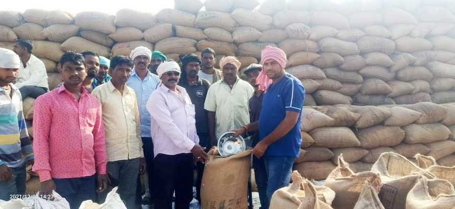 पुराने बारदाना का मूल्य 18 से बढ़ाकर 25 रूपए होने पर किसानों में हर्ष,जताया सीएम का आभार पुराने बारदाना का मूल्य 18 से बढ़ाकर 25 रूपए होने पर किसानों में हर्ष,जताया सीएम का आभार