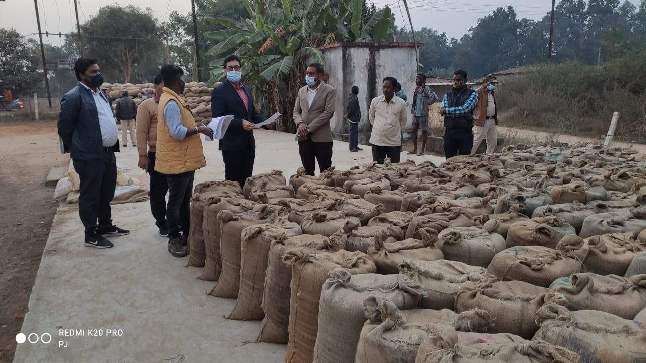 सीईओ ने नमनाकला खरीदी केंद्र का किया निरीक्षण