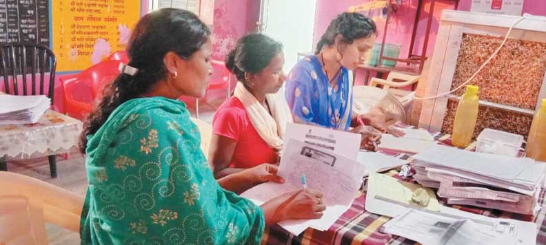 दिव्यांग होने के बाद भी संघर्ष कर बनी घर की पालनहार दिव्यांग होने के बाद भी संघर्ष कर बनी घर की पालनहार