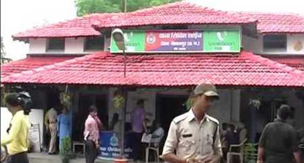 जेसीबी चलाकर बाउंड्रीवाल गिराई, डॉक्टरों से गाली-गलौच, जान से मारने की धमकी