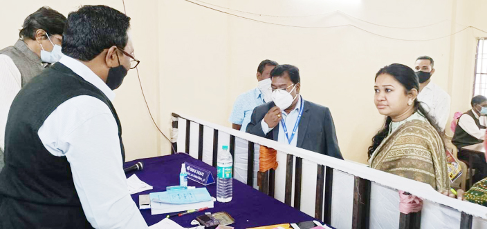 प्रेक्षकों ने किया निरीक्षण प्रेक्षकों ने किया निरीक्षण