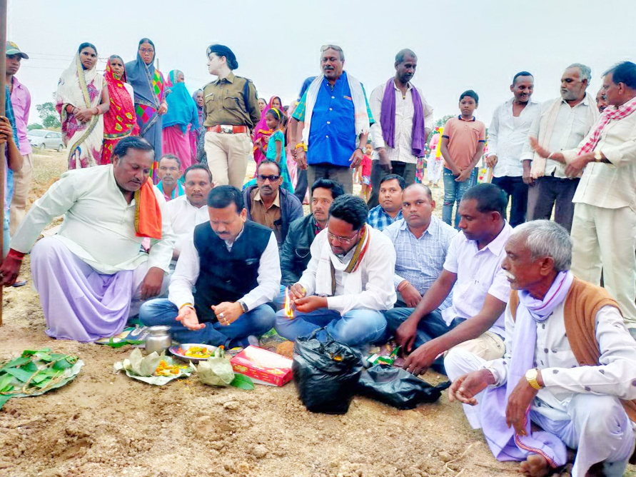 घरों में नल के माध्यम से मिलेगा साफ पानी संसदीय सचिव ने किया भूमिपूजन घरों में नल के माध्यम से मिलेगा साफ पानी संसदीय सचिव ने किया भूमिपूजन