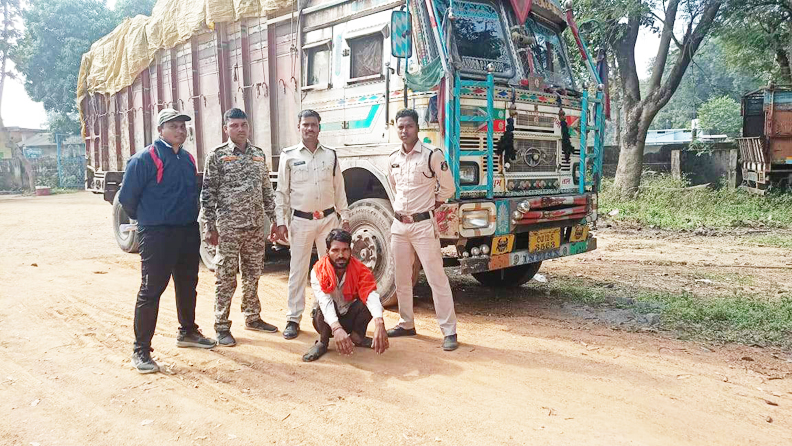 ट्रक में लोड 14 टन कबाड़ जब्त, आरोपी बंदी
