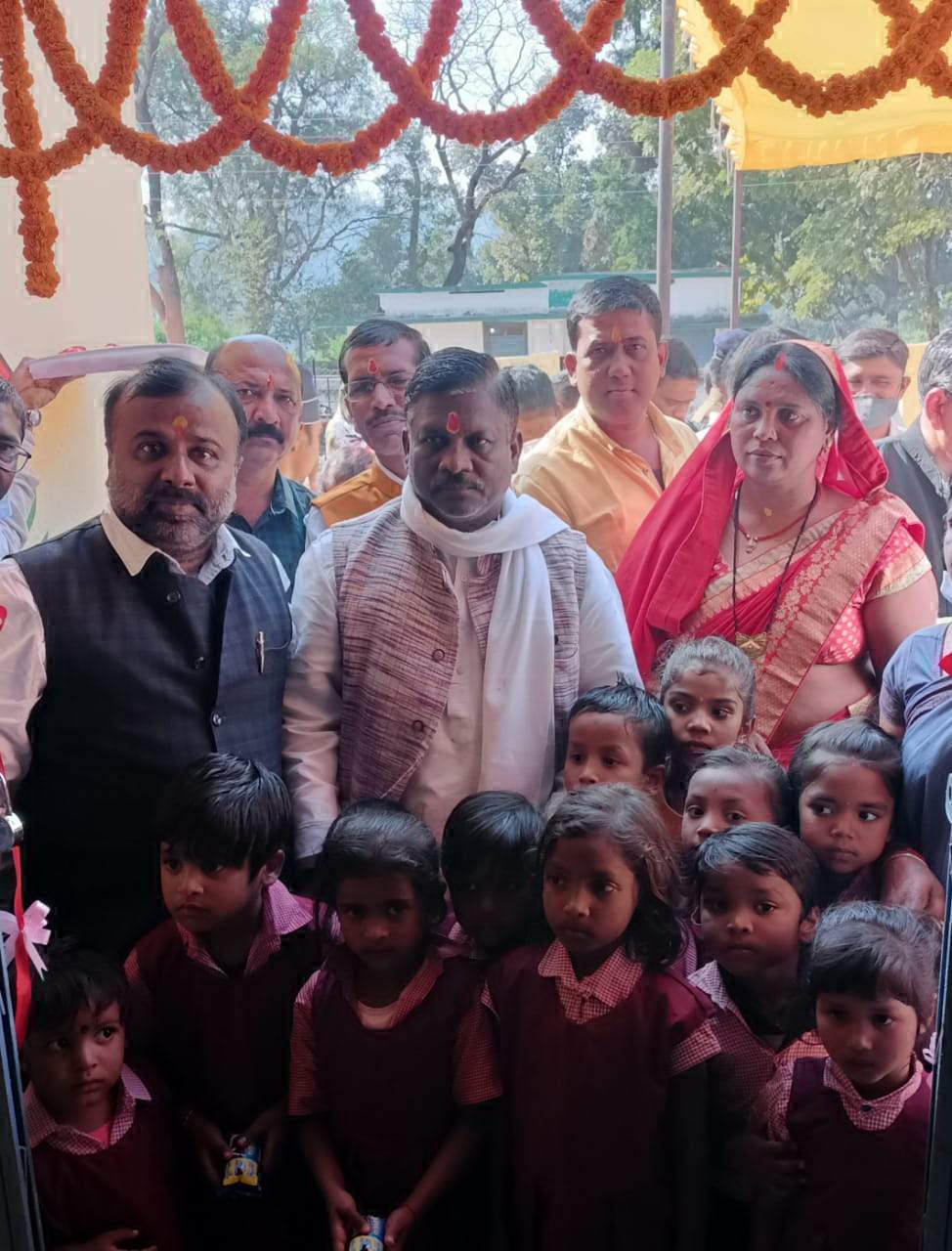 विधायक बृहस्पत ने आंगनबाड़ी भवन का किया लोकार्पण