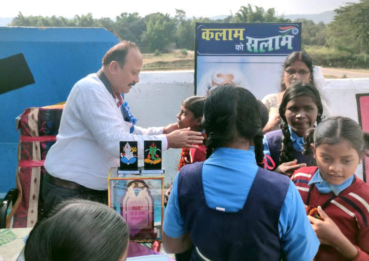 डीईओ ने किया जामझरिया स्कूल का निरीक्षण, नवाचारी गतिविधियों की सराहना