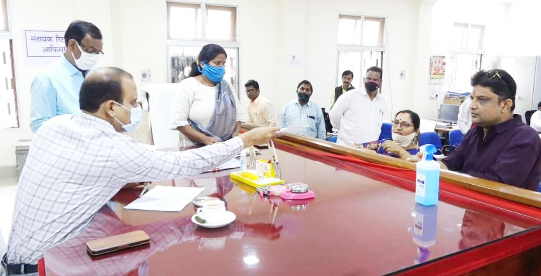 कलेक्टर ने ली राजनीतिक दलों व अभ्यर्थियों की बैठक कलेक्टर ने ली राजनीतिक दलों व अभ्यर्थियों की बैठक