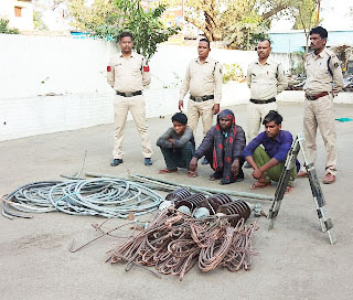 रेलवे साइडिंग में हुई चोरियों का खुलासा, 3 गिरफ्तार