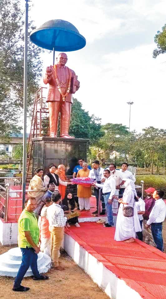 महापरिनिर्वाण दिवस पर जरूरतमंदों को बांटी सामग्री महापरिनिर्वाण दिवस पर जरूरतमंदों को बांटी सामग्री