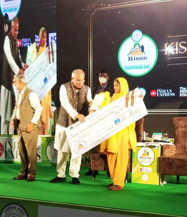 सीएम के हाथों वहीदा सम्मानित सीएम के हाथों वहीदा सम्मानित