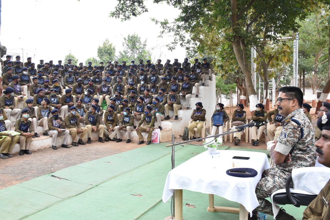 प्रशिक्षणरत आरक्षक व प्रधान आरक्षकों से आईजी हुए रूबरू प्रशिक्षणरत आरक्षक व प्रधान आरक्षकों से आईजी हुए रूबरू