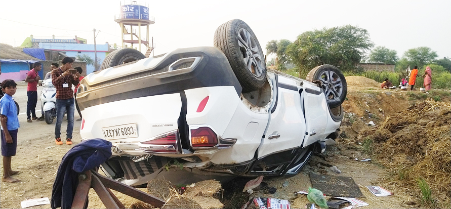 बाइक सवार को बचाने के चक्कर में कार पलटी, 3 घायल बाइक सवार को बचाने के चक्कर में कार पलटी, 3 घायल