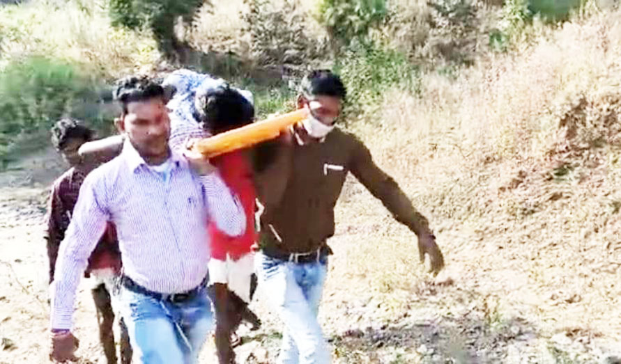 बीमार आदिवासी युवक को जंगल- पहाड़ों के बीच चलकर पहुंचाया अस्पताल बीमार आदिवासी युवक को जंगल- पहाड़ों के बीच चलकर पहुंचाया अस्पताल