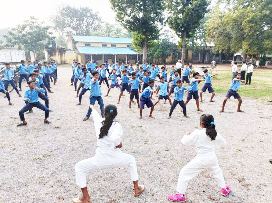 निशुल्क आत्मरक्षा व कराते प्रशिक्षण शिविर का समापन निशुल्क आत्मरक्षा व कराते प्रशिक्षण शिविर का समापन