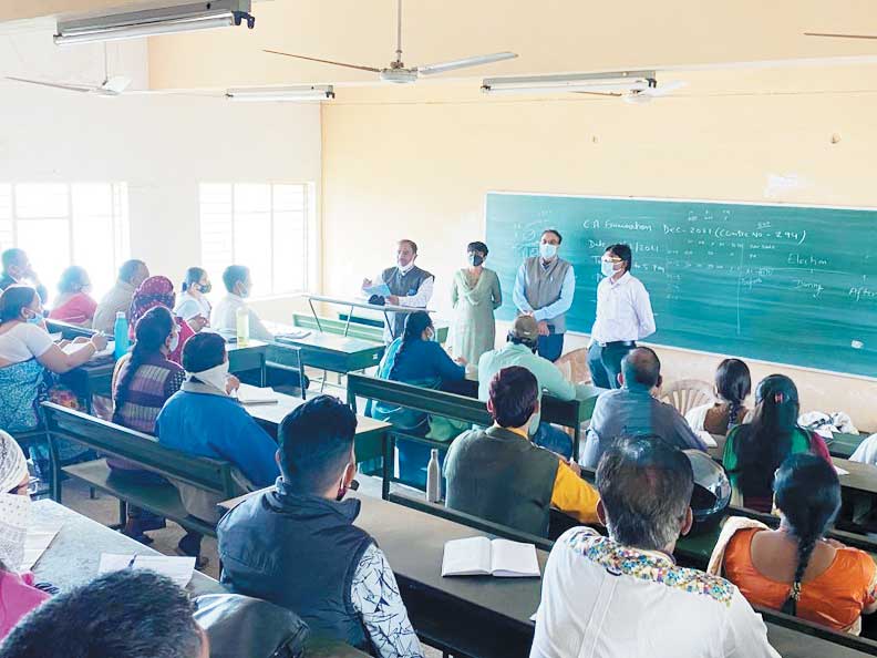 पीठासीन और मतदान अधिकारियों को प्रशिक्षण, गैरहाजिर कर्मियों को नोटिस पीठासीन और मतदान अधिकारियों को प्रशिक्षण, गैरहाजिर कर्मियों को नोटिस