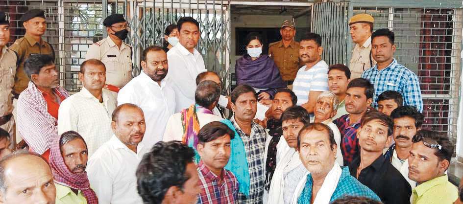 रोजगार सहायक को बर्खास्त करने की मांग, कलेक्टेरेट पहुंचे ग्रामीण रोजगार सहायक को बर्खास्त करने की मांग, कलेक्टेरेट पहुंचे ग्रामीण