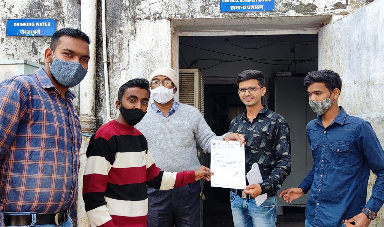 उत्तर पुस्तिका जमा करने की तिथि बढ़ाने अभाविप ने सौंपा ज्ञापन