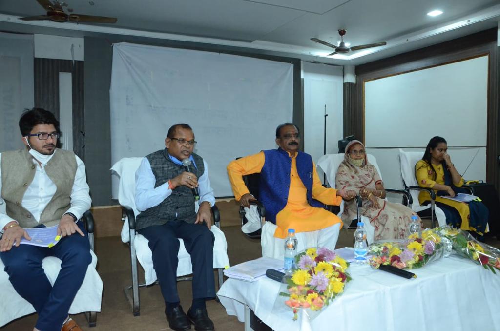 गरीबी उन्मूलन और विकास कार्य में सभी विभाग समन्वय के साथ काम करें- लखेश्वर