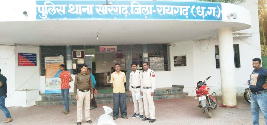 30 लीटर महुआ शराब के साथ ग्रामीण पकड़ाया